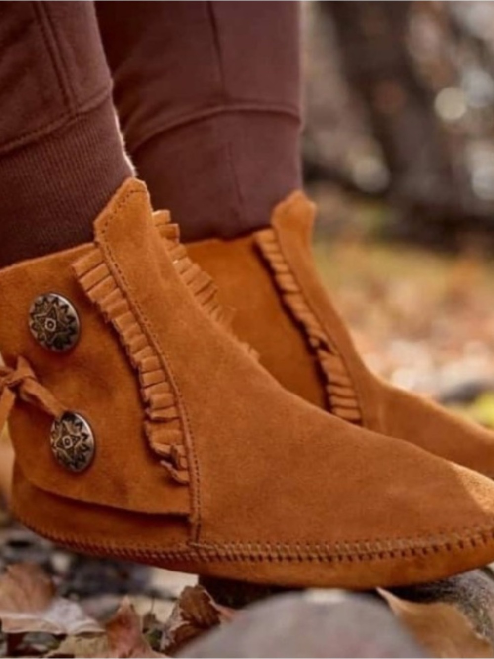 Minnetonka 2-Button Women Hardsole Fringe Boot Brown Suede Concho Size 12 NWOT